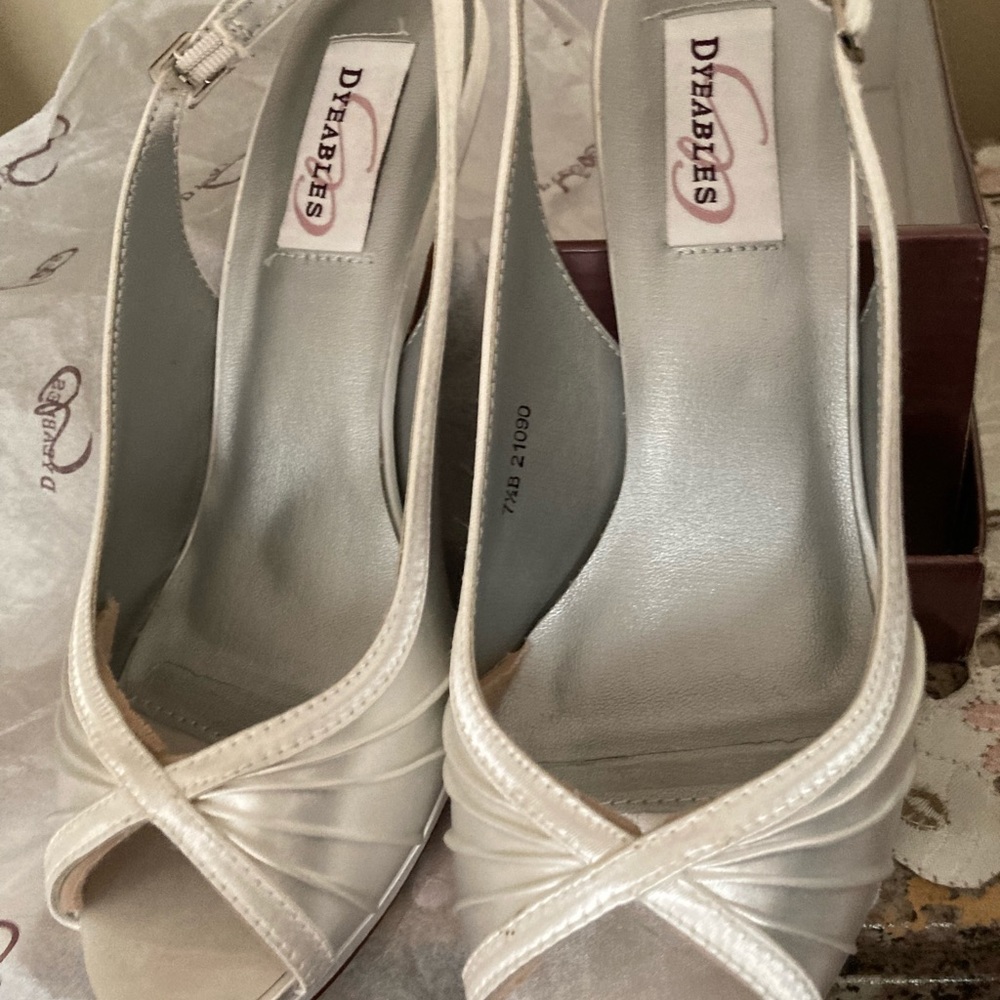 New in Box.    DYEABLES SATIN SHOES. 7.5